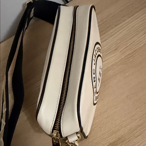 Marc Jacobs Black and Cream Logo Crossbody Bag - Picture 5 of 9
